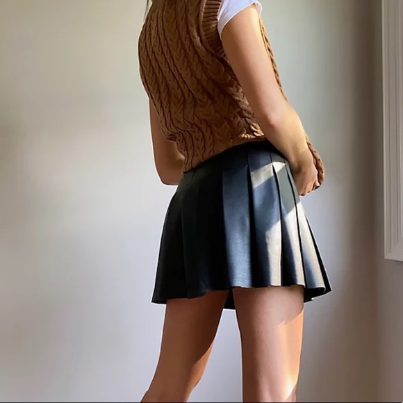 Aritzia Sunday Best Olive Mini 15” Skirt (Black Leather) - Picture 4 of 8